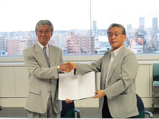 千葉商科大学大学院と産学連携協力に関する協定書の調印を行いました